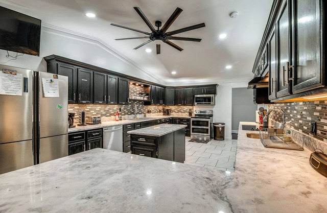 Spacious Bowling Green Home w/Hot Tub & Pool!