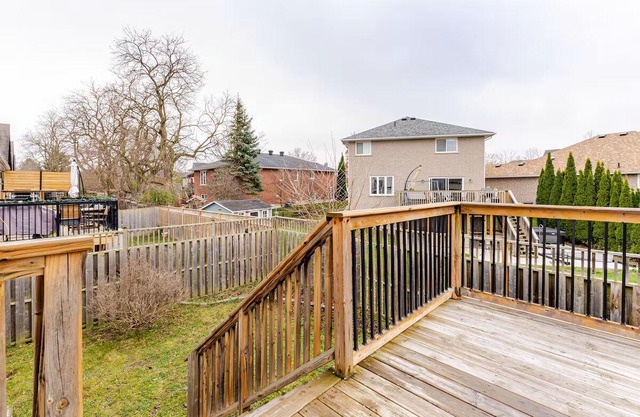 Spacious & Bright Master Bedroom w/Queen Bed|5 Mins to Trent University & Hwy 7