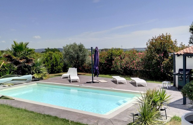 Spacious, bright villa with swimming pool