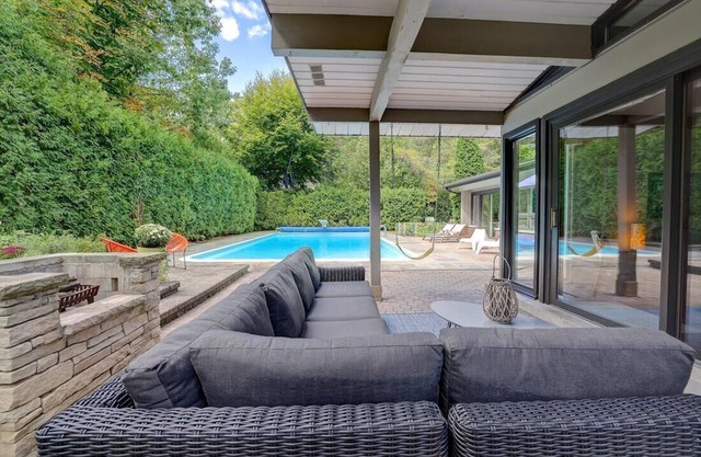 Spacious Bungalow, Heated Pool, Private Backyard