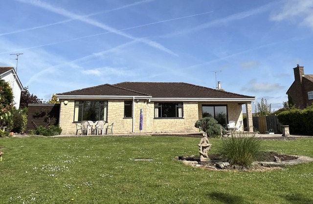 Spacious bungalow with large private garden
