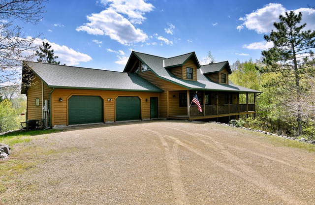 Spacious cabin for any type of get away! Minutes away from dozens of activities!