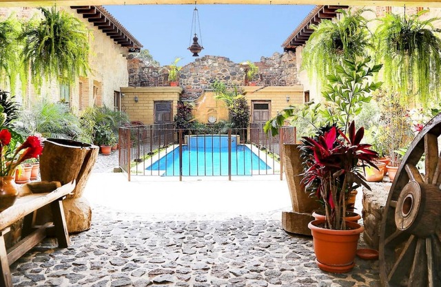 Spacious Central & Hidden Secret (pool & hot tub)