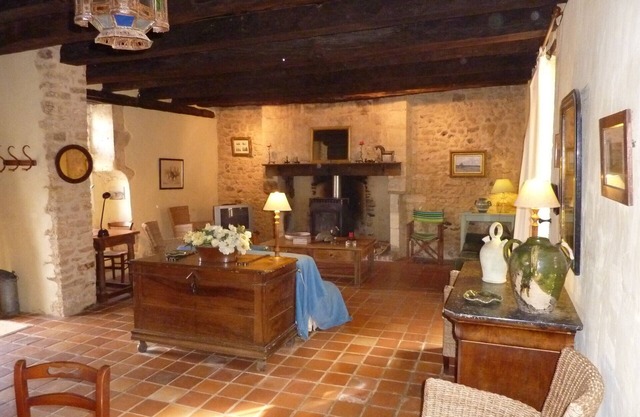 Spacious character cottage with pool