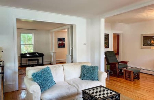 Spacious & Charming Century Home - Wellington