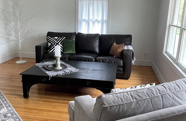 Spacious Chic 3-BDR Apartment in charming St. Charles for you to Create Memories