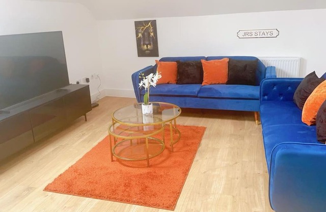 Spacious City Centre Apartment near Lakeside