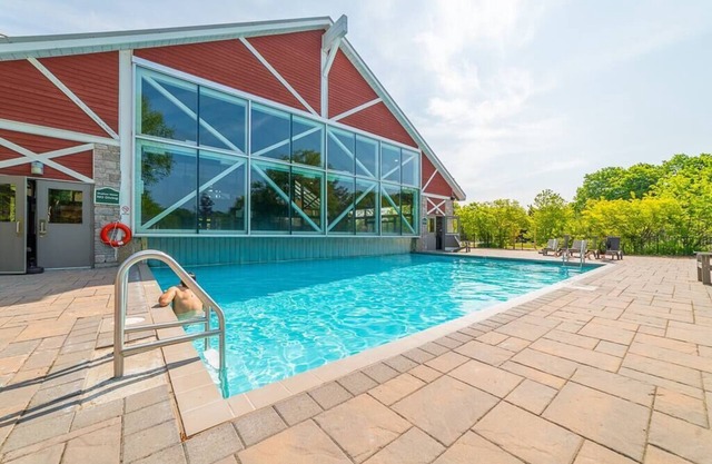 Spacious Club Suite: King Bed, Jacuzzi, Pool, BBQ