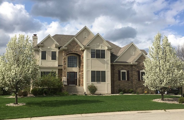 SPACIOUS COMFORT outside Milwaukee. 3 story 5 bdr.Only 15 min from downtown.
