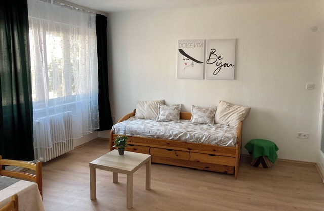 Spacious comfy flat/w best central Buda location - family friendly