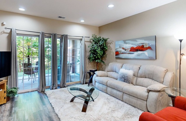 Spacious condo close to SDC and center of city w/patio, jetted tub and pool