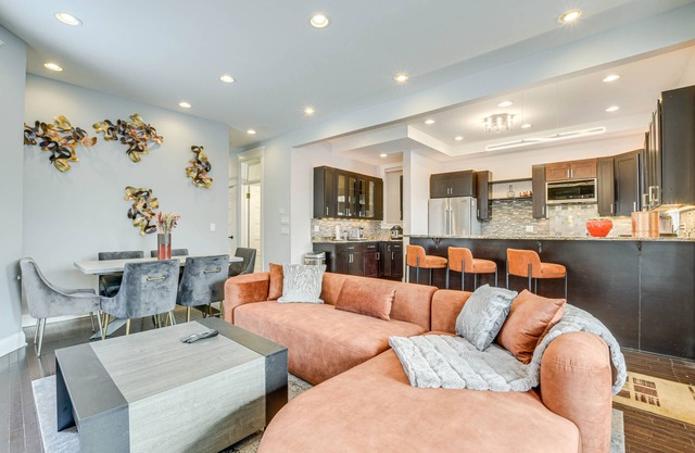 Spacious Condo w/Deck ~ 3 Mi to Downtown Chicago!