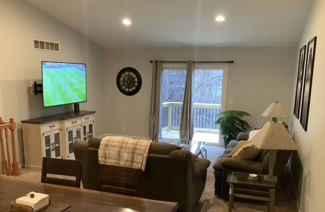 Spacious condo w/game room 5 minutes from the airport 15 minutes from everywhere