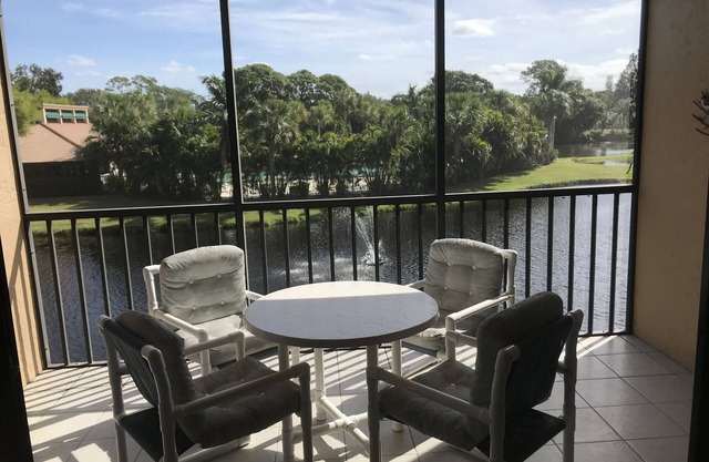Spacious condo with beautiful views, 2 miles from Siesta Key