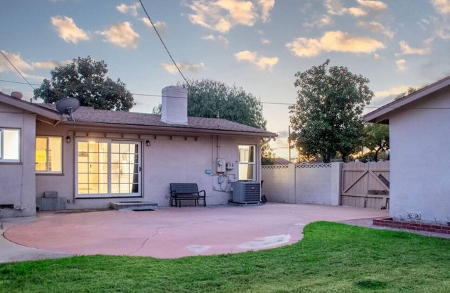 Spacious Corner Lot Private Fence Yard Modern Home
