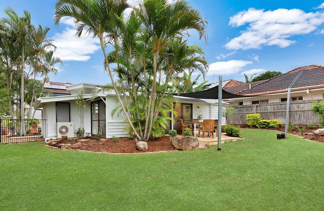 Spacious cottage with large fenced yard. Private access / pets welcome / air con