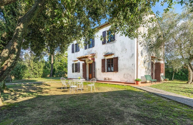 Spacious country house, partially furnished with antique furniture, offering a friendly and welcomin