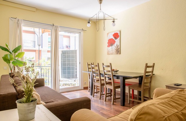 Spacious & Design 4Br w/Balcony WIFI + Parking 15m Ramblas Walking Distance