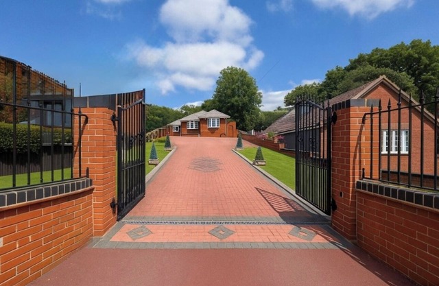 Spacious Detached Bungalow family friendly gated parking, 5 mins from Dudley Zoo