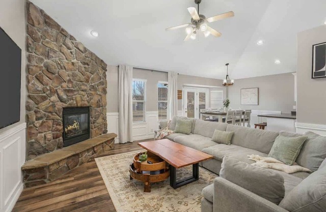 Spacious Entertainment Dream Home 6 BR Sleeps 20
