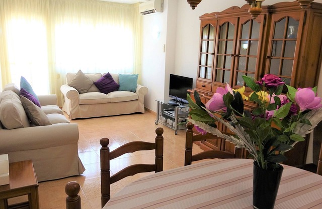 Spacious Apt,Air con,lift,parking,private terrace,walk to beach & town,Free WIFI