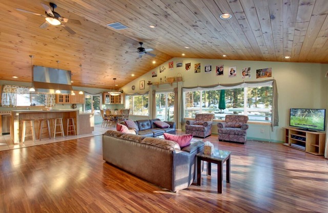 Spacious Escape, Game Room, Deck, Views, Sleeps 10