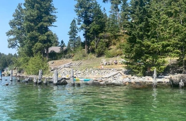 Spacious estate with 2 homes with 6 bedrooms and WiFi, AC on Flathead Lake