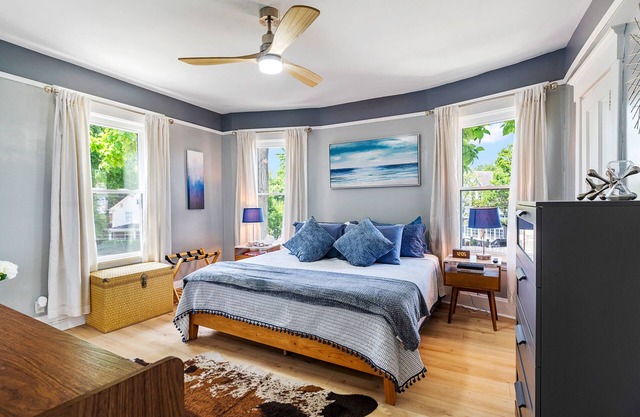 Spacious Family Friendly Gem ~ King Bed ~ Parking ~ Tons of Amenities!n