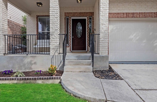Spacious Family Home, sleeps 10 guests, plus Game Room!
