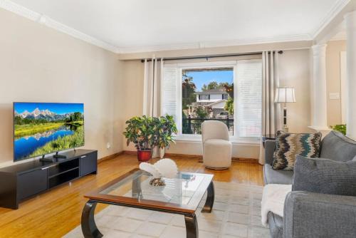 Spacious Family Home w Games, Netflix and Backyard