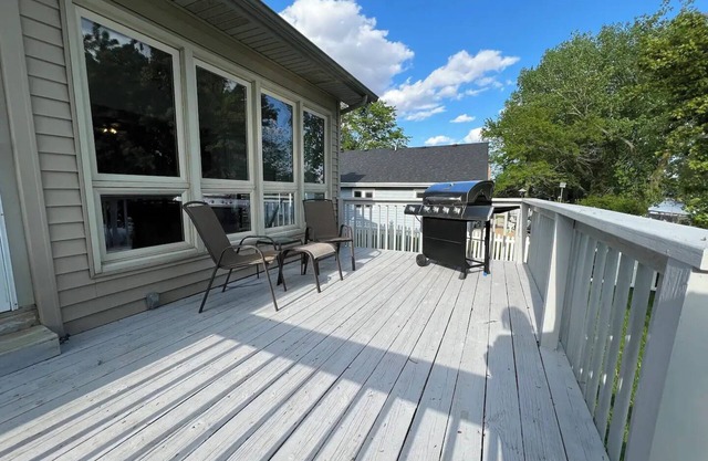 Spacious family home on Walden Lake with in-law suite. Pet-friendly!