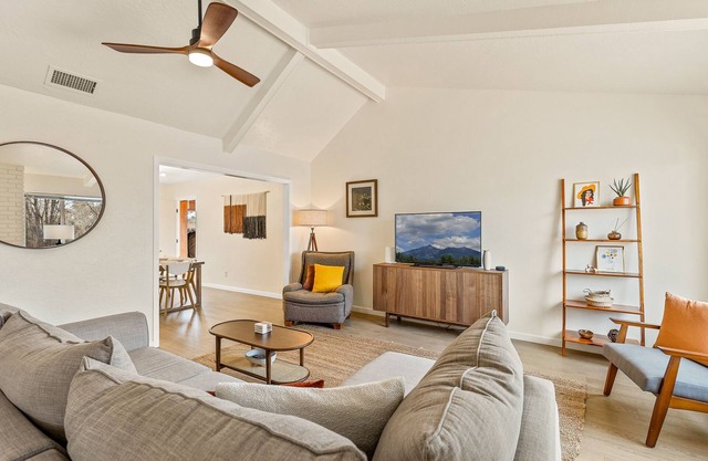 Spacious family home at base of Mt. Elden w/Cedar-plank Sunroom & Hot tub