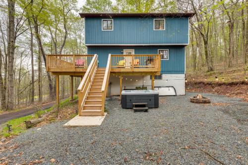 Spacious Family Home with 2 Decks in Pocono Lake!