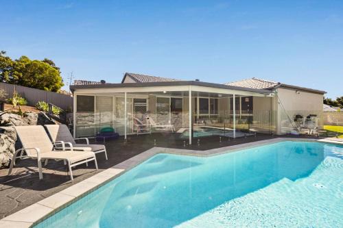 Spacious Family Home Wifi and Salt Pool
