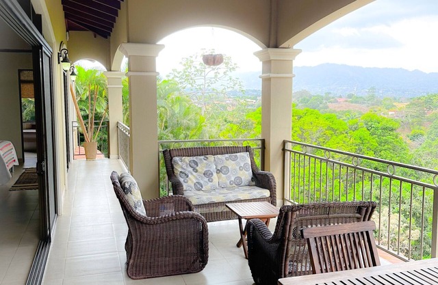 Spacious family house, great view, pool.