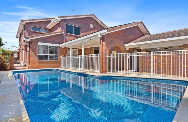 Spacious Family Oasis 5BR Waterfront Pool