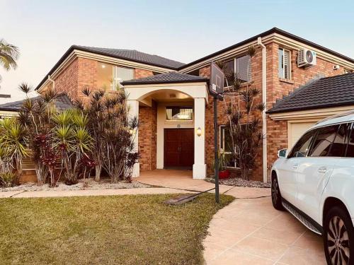 Spacious Family Retreat with Pool in Carindale