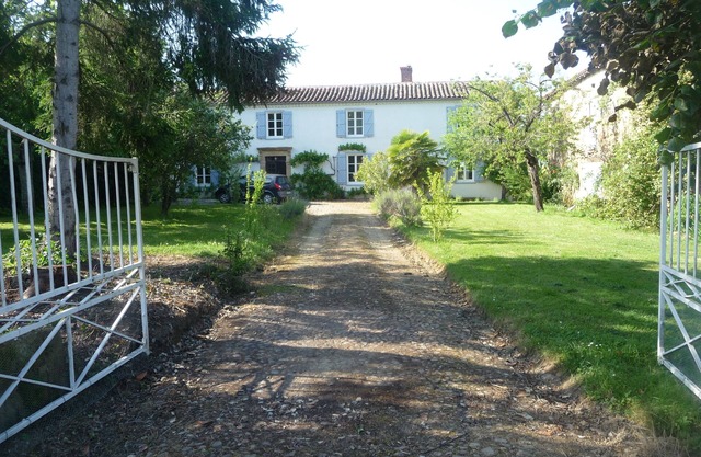 Spacious farmhouse, private pool, 4 baths, games room, internet & satellite TV