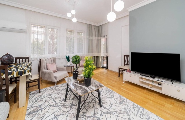 Spacious Flat with Backyard in Muratpasa