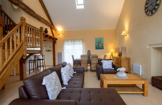 Spacious house with enclosed garden and Wifi in Saint-Germain-et-Mons