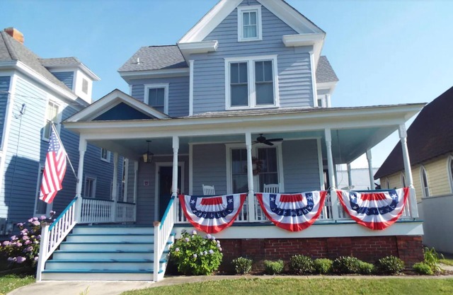 Spacious Fully Restored Victorian, 5 Bedrooms, 4 Bathrooms