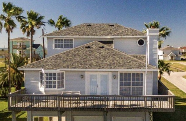 Spacious getaway, and quick walk to the beach or bay.