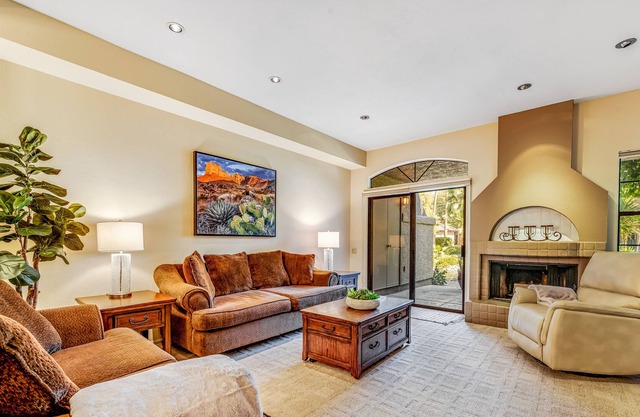 Spacious getaway near downtown with shared pool, patio, balcony & jetted tub