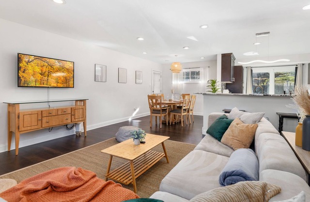 Spacious Getaway| 4BR QBEDS|12mi - DC+Attractions!
