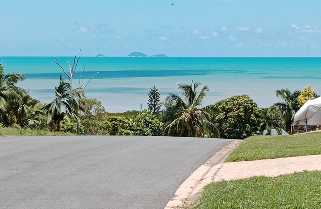 Spacious granny flat on the ground floor, close to shops, restaurants, beaches