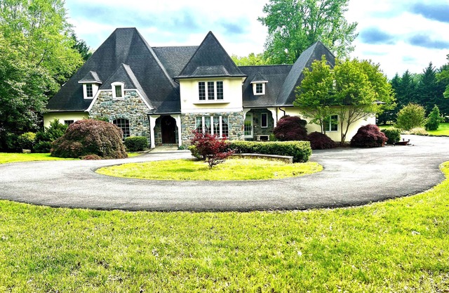 Spacious Guest Suite on Lower Level in Prestigious Great Falls,VA, 2-Acre Nature