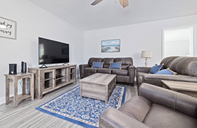 Spacious Gulf Coast Scallop Season Retreat! Near Pine Island Beach, Weeki Wachee, Dog-Friendly