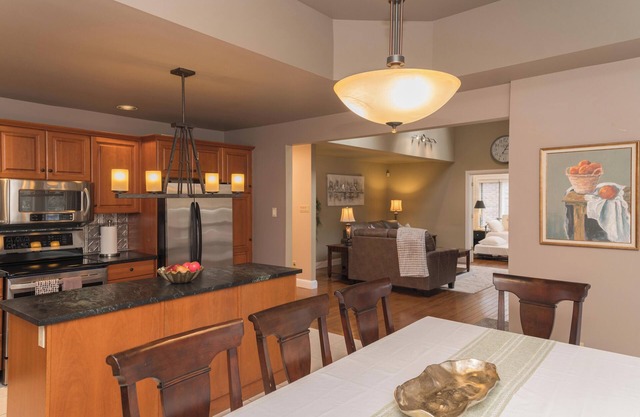 Spacious House - GREAT LOCATION in Old Town NOTL with HOT TUB & Univ. EV CHARGER