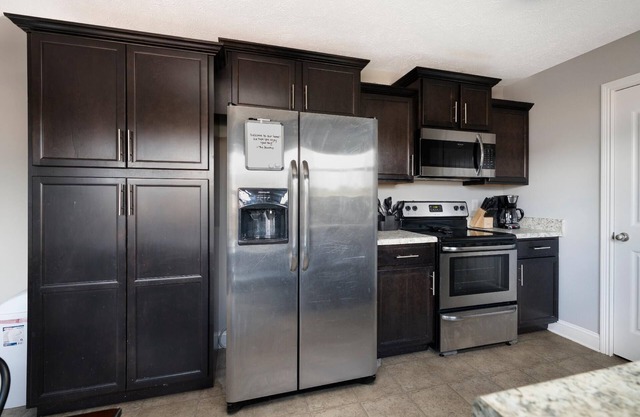Spacious Haven near Fort Campbell with Bonus Room and Fenced Yard