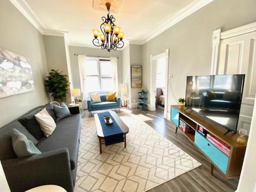 Spacious Historic Apartments In Lakeview Chicago - Walk to Wrigley, Nightlife, Shops, Hospitals